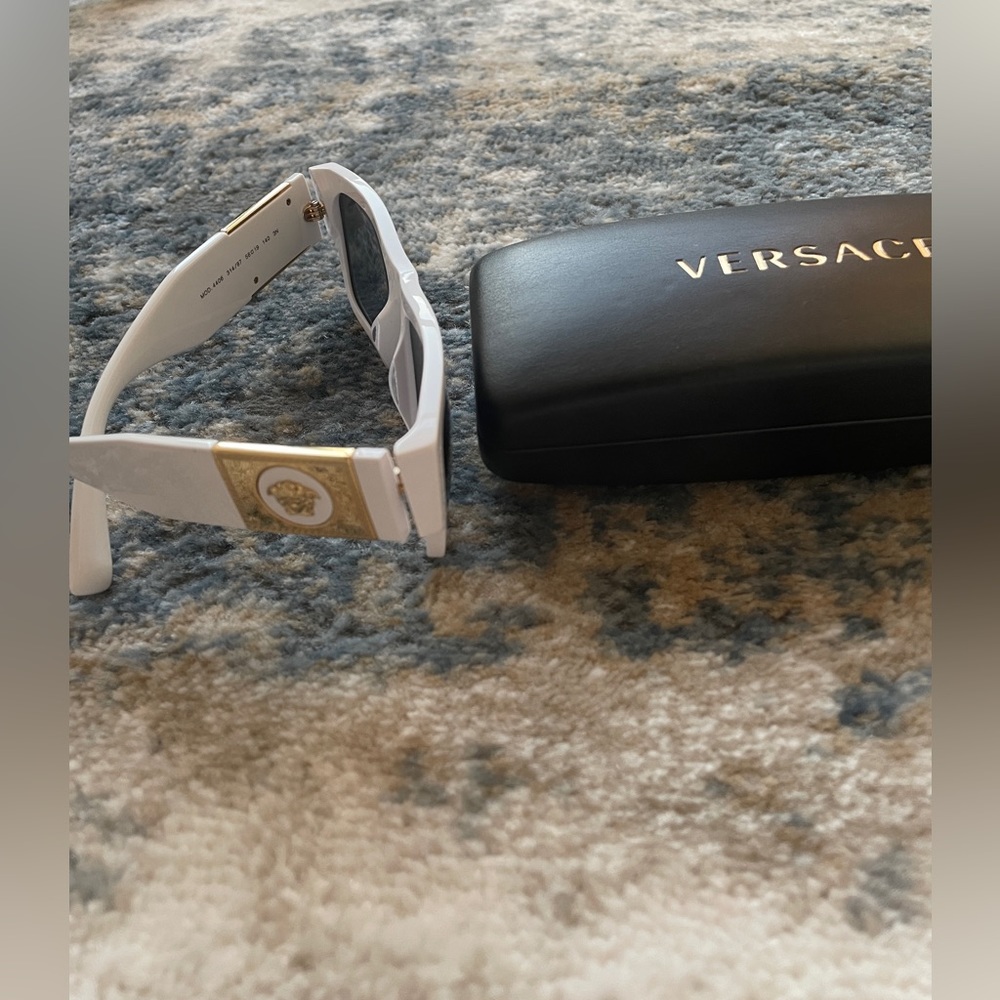 Like new authentic Versace sunnies